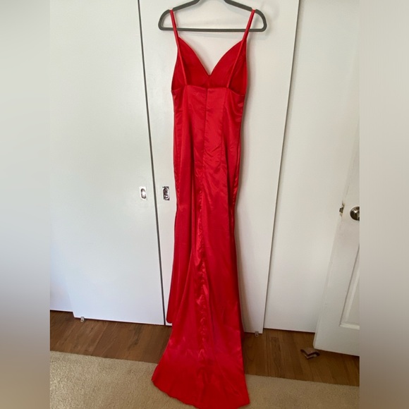 Unbranded prom dress, never worn, beautiful, long, red gown, size 6 - Picture 2 of 2